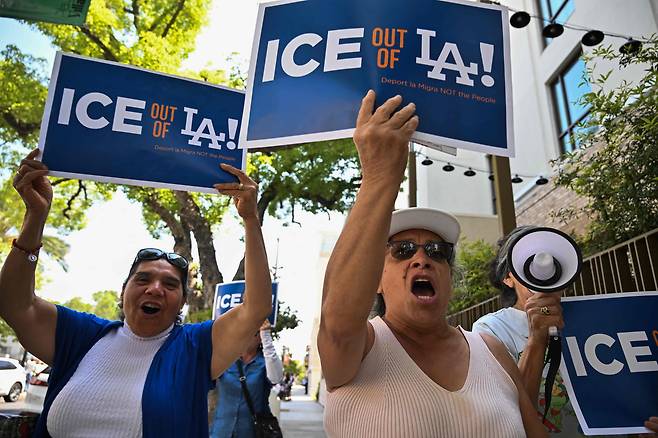 8일 LA 패서디나에서 열린 이민 단속 반대 시위에서 참가자들이 표지판을 들고 행진하고 있다. /연합뉴스