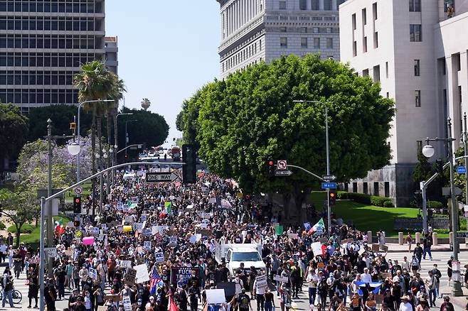 8일 LA 시청에서 구치소까지 이어지는 이민 단속 반대 시위대 행렬. /연합뉴스