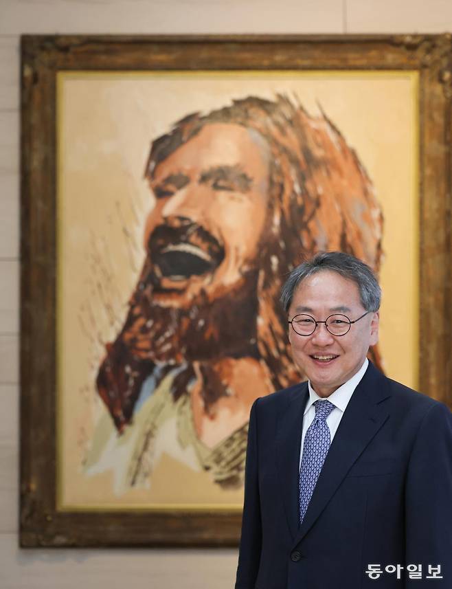 김정석 기감 감독회장은 “한국 교회가 과거에 비해 신앙의 본질에서 많이 벗어나 있고, 마음속에 ‘불타는 열정’도 줄어든 것 같아 안타깝다”라며 “140년 전 이 땅에 온 선교사들이 가장 소외된 곳, 가장 낮은 곳에 교회를 세운 것처럼 초심을 회복하는 데 모든 노력을 다할 것”이라고 말했다. 홍진환 기자 jean@donga.com