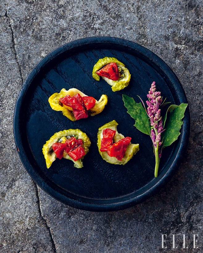 초록 토마토와 방울토마토를 천일염과 설탕에 절여 꼬들꼬들하게 말린 장아찌. 여름엔 몸의 열기를 내려주는 시원한 음식에 장아찌를 곁들여 먹는다.