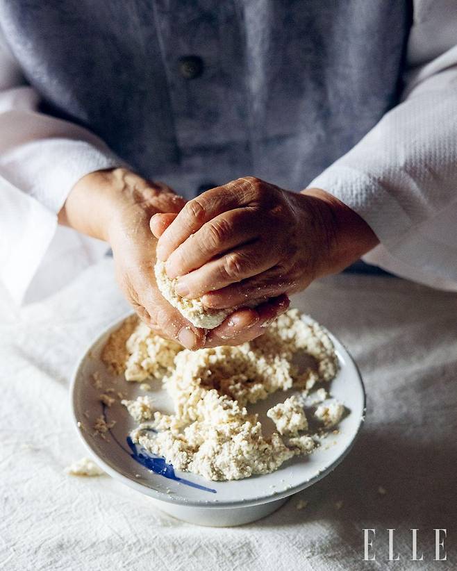 마법을 부리는 스님의 작은 손. 으깬 두부에 절 간장과 천일염을 넣고 두부장을 만드는 중이다.