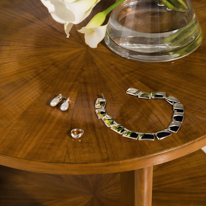 바바라 햅워스와 자코메티, 이사무 노구치, 엘스워스 켈리 등에서 영감을 받아 완성한 AGMES의 주얼리.