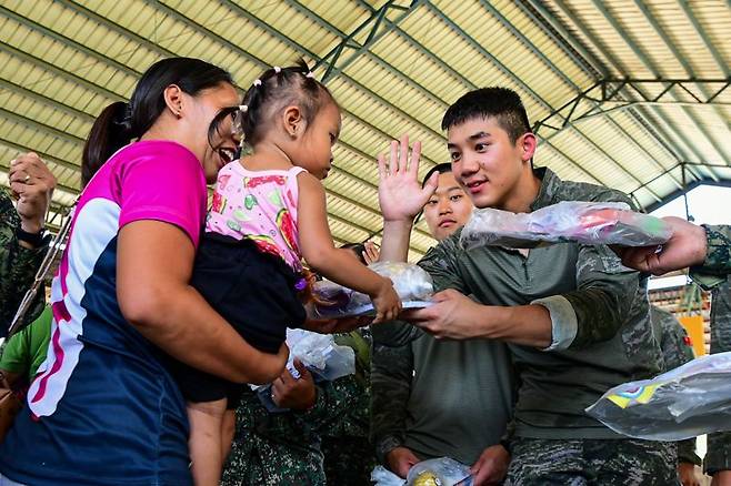 2025 카만닥 훈련에 참가한 해병대 장병이 지난 2일 필리핀 베롱해안 마을 체육관에서 현지 아이들을 대상으로 이발, 레크레이션, 선물 전달 등의 대민지원활동을 실시하고 있다. 해병대 제공