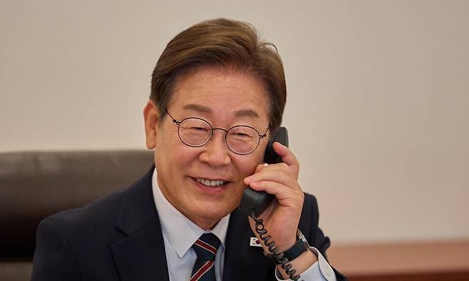 이재명 대통령이 9일 서울 용산 대통령실 청사 집무실에서 이시바 시게루 일본 총리와 전화 통화를 하고 있다. 대통령실 제공