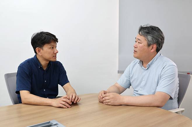 정혁(왼쪽) 전공노 진실화해위지부장과 문정호 인권위지부장이 5일 오후 서울 마포구 한겨레신문사 회의실에서 대담하고 있다. 정용일 선임기자 yongil@hani.co.kr