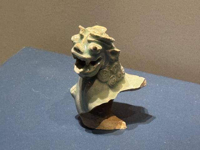 고품질 비취색 상형 청자 조각.