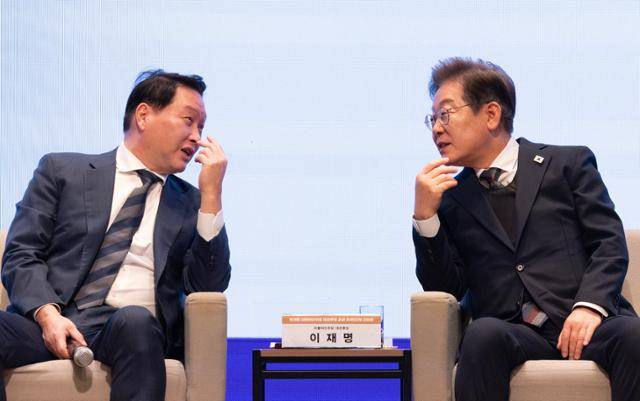 이재명(오른쪽) 대통령이 더불어민주당 대선 후보 시절인 5월 8일 최태원 대한상의 회장과 서울 중구 대한상공회의소에서 열린 대선후보 초청 경제5단체장 간담회에서 대화하고 있다. 뉴시스