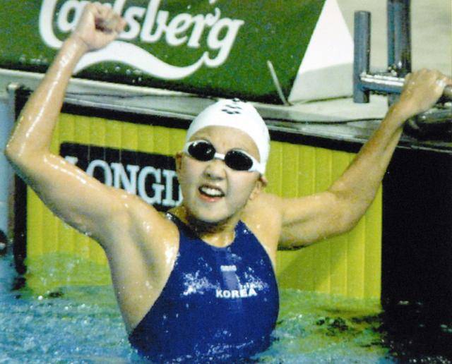 1998년 방콕 아시안게임 여자 수영 접영 200m에서 금메달을 따낸 조희연 전 수영선수. 한국일보 자료사진