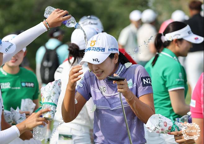 우승 확정 후 축하 물세례를 받는 이가영. 사진=KLPGA 제공