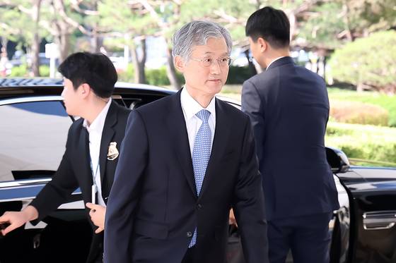 조희대 대법원장이 5일 오전 서울 서초구 대법원으로 출근하고 있다. 조 대법원장은 이날 출근길에 만난 취재진에게 대법관 증원과 관련해 공론의 장이 마련될 필요가 있다는 입장을 밝혔다. 뉴스1