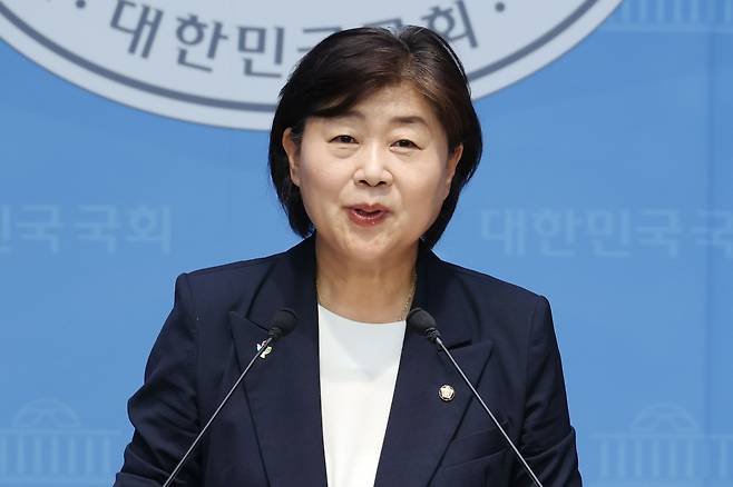 더불어민주당 차기 원내대표 선거에 나서는 서영교 의원이 8일 오전 서울 여의도 국회 소통관에서 현안 관련 기자회견을 하고 있다. 뉴스1