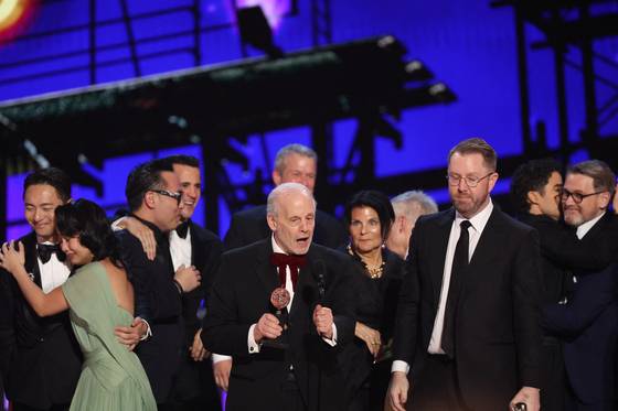 제프리 리처드(가운데)는 2016년 '어쩌면 해피엔딩'의 뉴욕 리딩 공연을 보고 프로덕션에 합류, 2020년 애틀랜타에서 트라이아웃 공연과 지난해 벨라스코 시어터에서의 정식 개막을 이뤄냈다. 로이터=연합뉴스