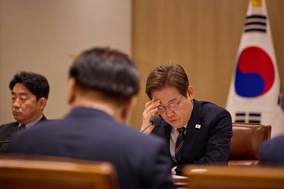 이재명 대통령이 9일 용산 대통령실에서 열린 2차 비상경제점검태스크포스(TF) 회의에 참석한 모습. 사진 대통령실