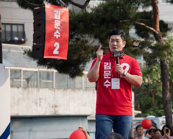 5월 26일 오후 서울 도봉구 방학사거리에서 김문수 국민의힘 대통령선거 후보의 노원·도봉·강북 집중유세에 나서기 전 김재섭 의원이 지원연설을 하고 있다. 임현동 기자