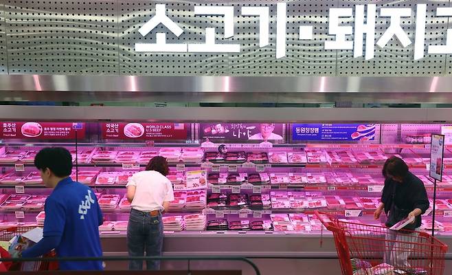 서울 시내의 한 대형마트를 찾은 고객이 정육 코너를 살펴보고 있다. /사진=연합뉴스