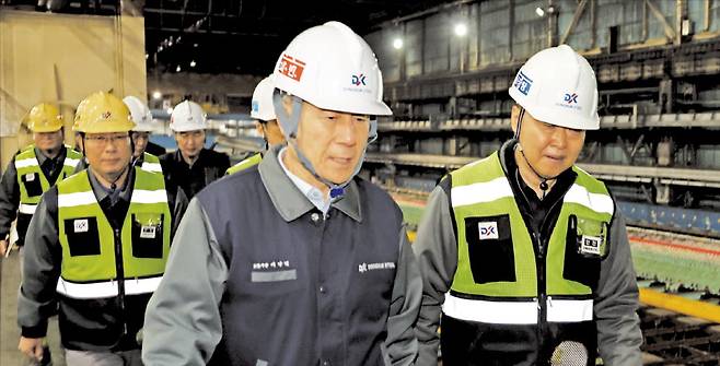 이강덕 포항시장(앞줄 왼쪽)이 불황에 빠진 포항철강공단 업체를 찾아 애로사항을 점검하고 있다. 포항시 제공