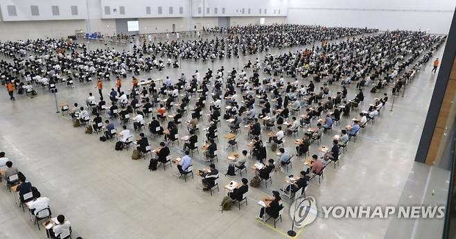 전국에서 모인 소방공무원 수험생. 연합뉴스