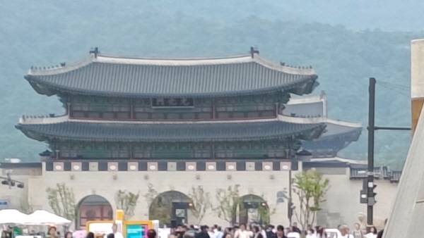 지난 1일 포코 M7 프로 5G 폰으로 광화문 광장 세종대왕 동상에서 광화문을 촬영했다. 10.0배줌. 정옥재 기자