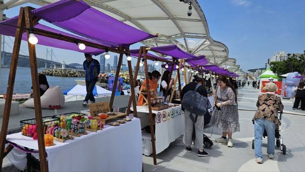 민락수변공원 반려동물 문화축제의 반려용품 전시 및 판매대.