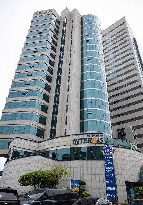부산 중구 마린센터에 입주해 있는 인터지스 본사 전경. 전민철 기자