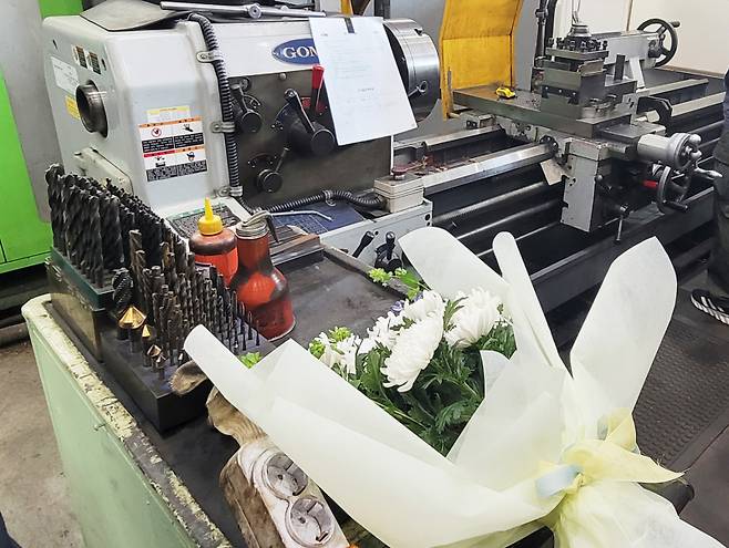 충남 태안군 태안화력발전소에서 작업 도중 숨진 한전 KPS 하청업체 소속 비정규직 노동자 김충현씨의 작업 현장에 3일 국화꽃이 놓여있다. 사망대책위원회