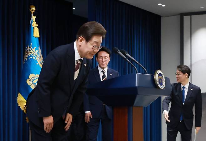 이재명 대통령이 4일 서울 용산 대통령실 청사에서 열린 인사브리핑에서 인사하고 있다. 연합뉴스