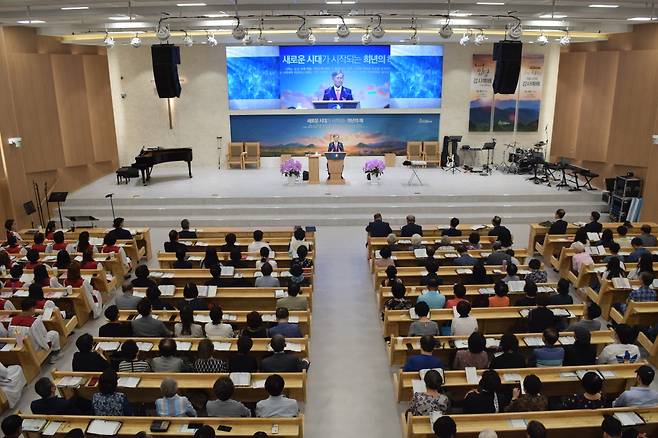 오산평화교회 성도들이 8일 경기도 오산 교회에서 새 성전 입당 예배를 드리고 있다. 오산평화교회 제공