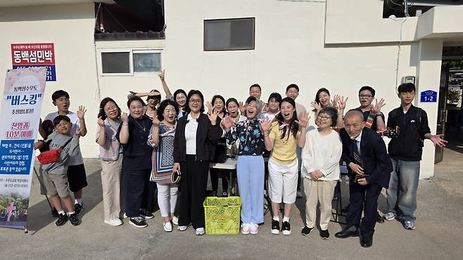 수영로교회 교인들이 8일 경남 통영 수우도에서 '흩어지는 예배' 일환으로 놀라운교회와 함께 거리공연을 진행했다. 수영로교회 제공