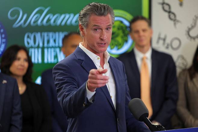 개빈 뉴섬 미국 캘리포니아 주지사가 지난 5일(현지시간) 한 초등학교에서 연설하고 있다. 로이터연합뉴스