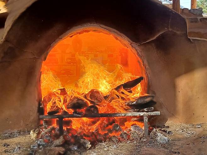 영암도기가 소성 중인 장작가마 / 사진=영암군 제공