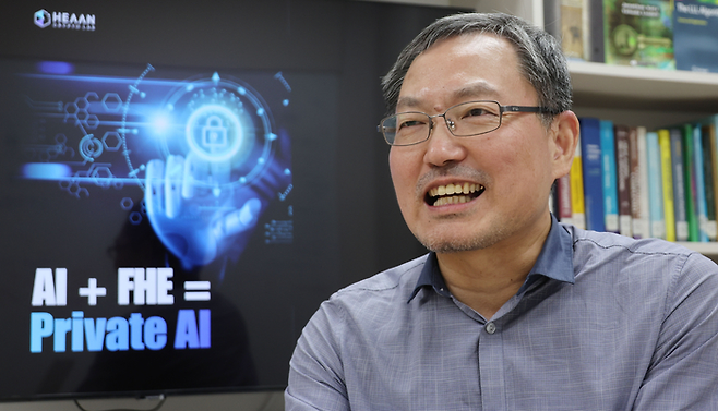 동형암호 기술로 주목받고 있는 천정희 교수가 연구실에서 인터뷰하고 있다. 이승환 기자