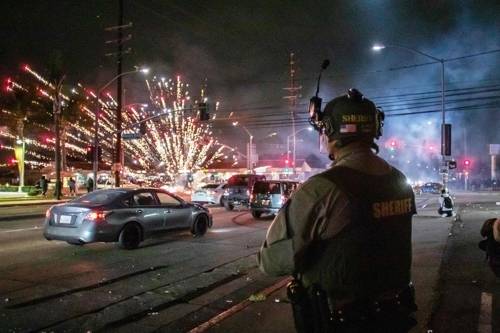 패러마운트 지역에서 시위대가 던진 폭죽이 폭발하는 모습. AFP 연합