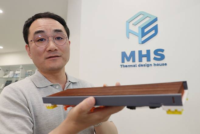 임종수 MHS 대표가 매일경제와의 인터뷰에 앞서 독자 개발한 '일체형 수랭 방식 쿨러'를 소개하고 있다. 이승환 기자