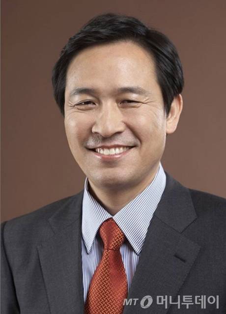 (서울=뉴스1) 박지혜 기자 = 이재명 대통령이 8일 4선 국회의원을 지낸 우상호 전 더불어민주당 비상대책위원장을 대통령실 최선임 수석비서관인 정무수석으로 임명했다. (대통령실 제공. 재판매 및 DB 금지) 2025.6.8/뉴스1 Copyright (C) 뉴스1. All rights reserved. 무단 전재 및 재배포, AI학습 이용 금지. /사진=(서울=뉴스1) 박지혜 기자