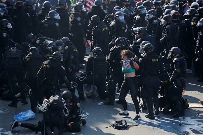 2025년 6월 8일, 미국 캘리포니아주 로스앤젤레스 시내에서 연방 이민 단속에 반대하는 시위 중 경찰이 시위자들을 체포하고 있다. /로이터=뉴스1