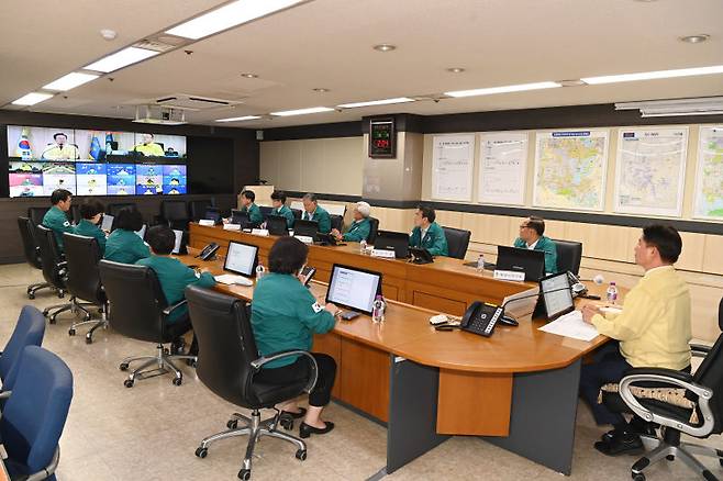 조용익 부천시장(오른쪽)이 지난 5일 이재명 대통령 주재 '안전치안점검회의' 참석 후 부천시 간부공무원들에게 각별한 여름철 자연재난 대책 점검을 당부했다./사진제공=부천시