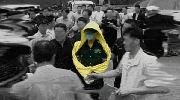 연쇄 살인마 유영철이 수감 생활 중 귀신이 보인다며 불안을 호소했다. 사진은 '레인코트 킬러: 유영철을 추격하다' 중 일부분. /사진=넷플릭스 제공