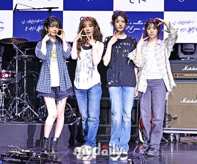 그룹 QWER이 9일 서울 창천동 예스24 원더로크홀에서 진행된 미니 3집 '난 네 편이야, 온 세상이 불협일지라도' 쇼케이스에 참석했다. / 한혁승 기자(hanfoto@mydaily.co.kr)