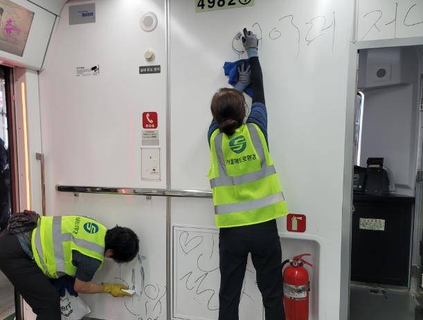 지하철내 낙서 제거 작업