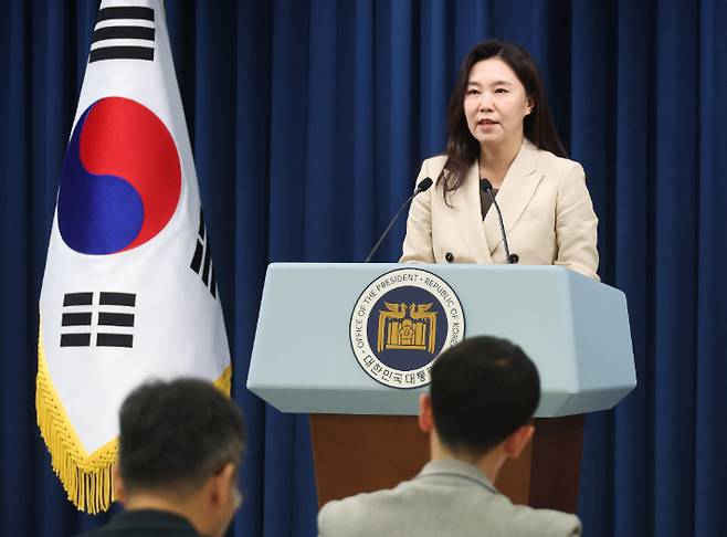강유정 대통령실 대변인이 8일 서울 용산 대통령실에서 기자회견실 정비 관련 설명을 하고 있다. 연합뉴스