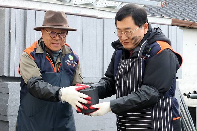 주낙영 경주시장(오른쪽)이 지난해 12월 경주시 월성동에서 천년미래포럼 회원들과 함께 사랑나눔 연탄배달 봉사활동을 하고 있다. 경주시 제공