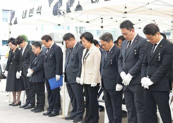 광주시와 동구는 9일 동구청에서 '학동4구역 재개발 붕괴참사 4주기 추모식'을 거행했다. 이날 추모식에는 유가족과 강기정 광주시장, 임택 동구청장을 비롯해 신수정 광주시의회 의장, 이정선 광주시교육감, 안도걸 국회의원 등 200여명이 참석했다. 광주시 제공