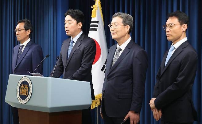 강훈식 대통령 비서실장이 8일 용산 대통령실에서 정무,홍보,민정 수석 인선을 발표하고 있다. 왼쪽부터 우상호 정무수석, 강 비서실장, 오광수 민정수석, 이규연 홍보소통수석. 연합뉴스