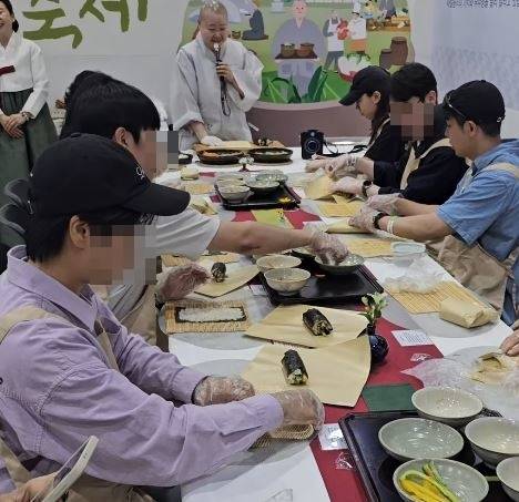 진관사의 ‘두부 김밥 만들기 체험’에 젊은 층이 몰렸다. 진관사 SNS 영상 캡처