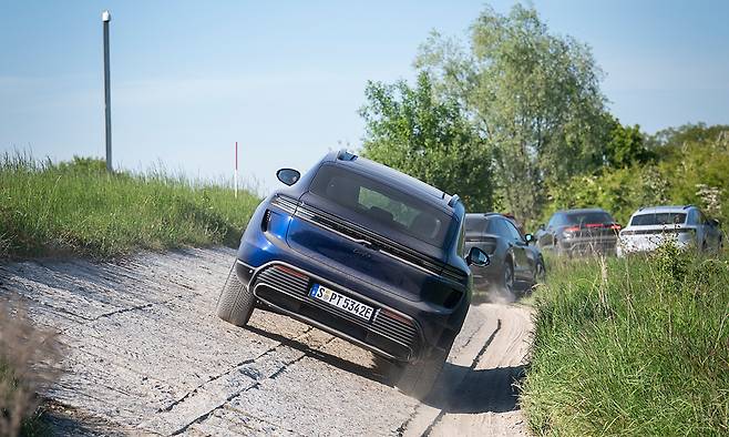 오프로드 코스 경사로를 주행하는 마칸 EV. 포르셰 제공
