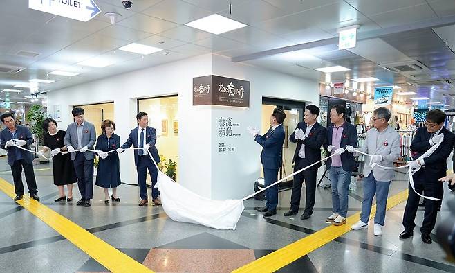 9일 제주중앙지하상가에서 ‘갤러리 숨비마루’ 개소식이 열리고 있다. 제주도 제공