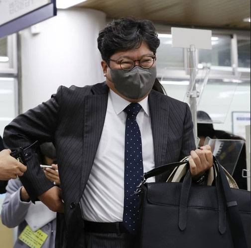 새 헌법재판관 후보자로 거론되는 이승엽 변호사가 2022년 10월 18일 허위사실 유포에 따른 공직선거법 위반 혐의로 기소된 이재명 대통령에 대한 첫 공판준비기일에 법정을 나서며 취재진의 질문을 받고 있다. 뉴스1