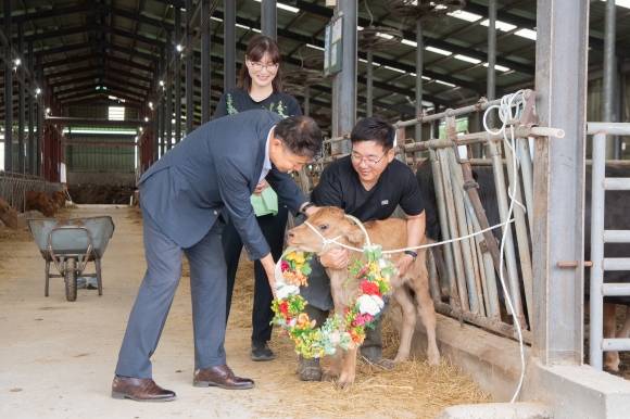 지난해 7월 18일 고성 칡소 500마리 달성 기념행사가 열린 토성면 용촌1리의 한 한우농장에서 함명준(왼쪽) 고성군수가 송아지의 출산을 축하하고 있다. 고성군 제공