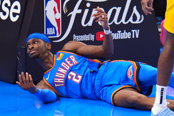 샤이 길저스알렉산더(오클라호마시티 선더)가 9일(한국시간) 미국 오클라호마주 오클라호마시티의 페이컴 센터에서 열린 2024~25 NBA 챔피언결정전 2차전 인디애나 페이서스와의 홈 경기에서 반칙을 얻어내고 있다. AP 연합뉴스