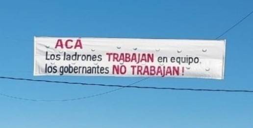 치안 불안을 고발하는 아르헨티나의 한 현수막. ‘여기 도둑들은 팀으로 일한다. 정부 관계자들은 일하지 않는다’라고 적혀 있다. 클라인 캡처